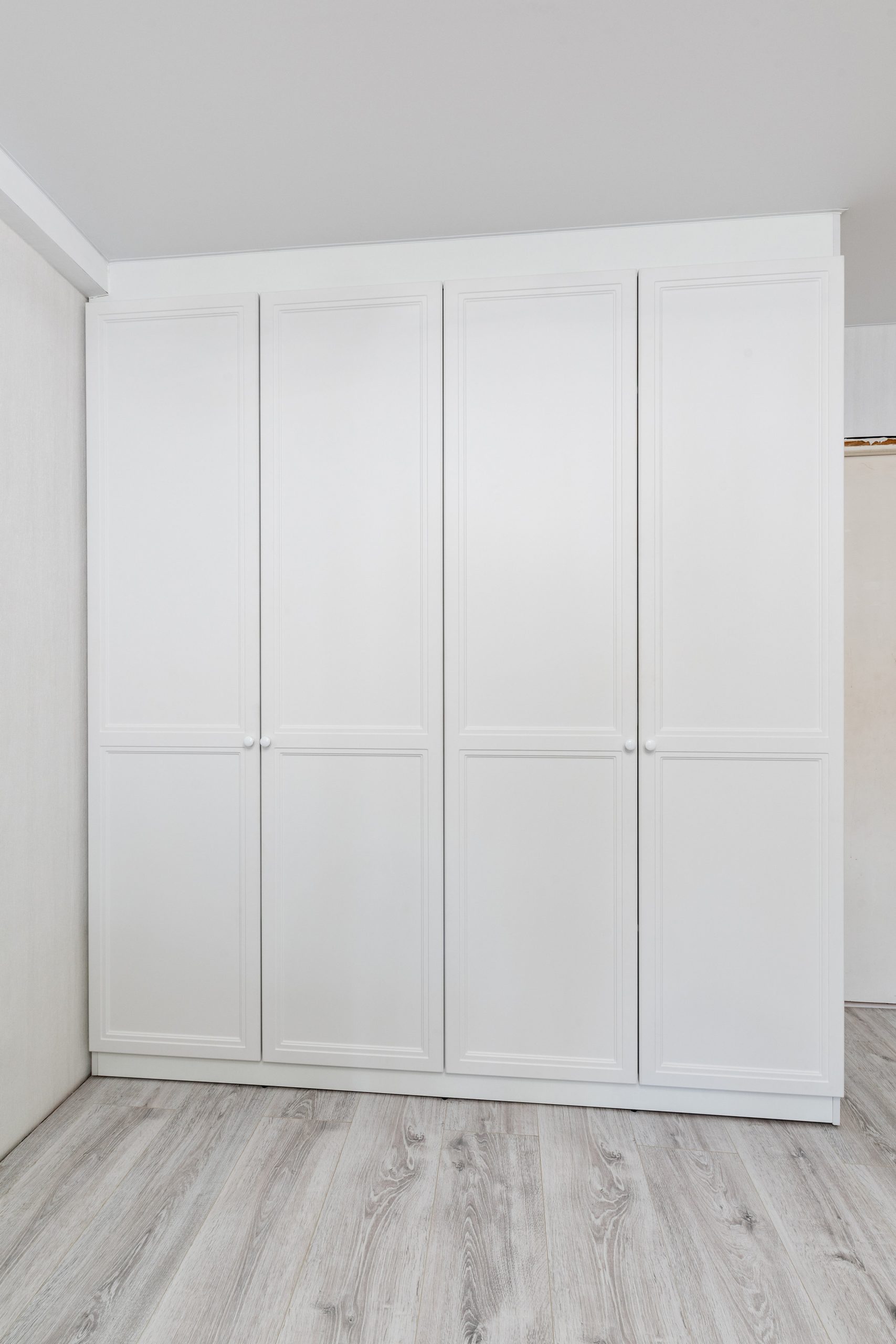 Белый шкаф из МДФ в классическом стиле